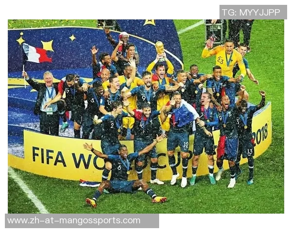 足球巨星欢庆时刻激情开香槟展现冠军风采尽显辉煌荣耀